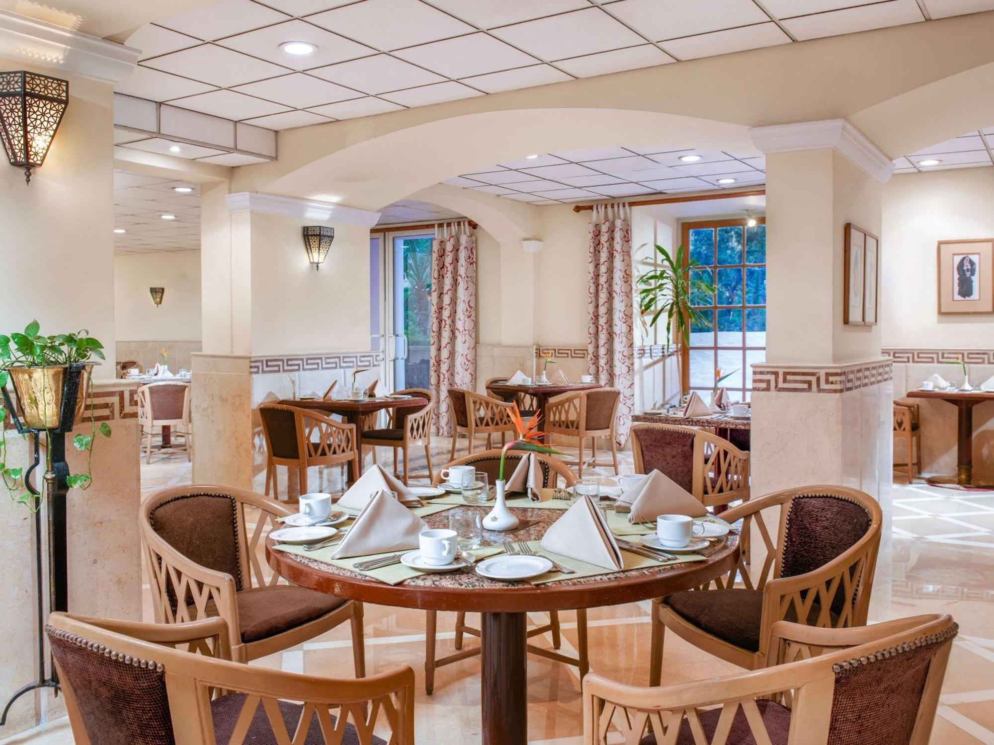 Pavillon Winter Luxor Hotel Екстериор снимка The restaurant