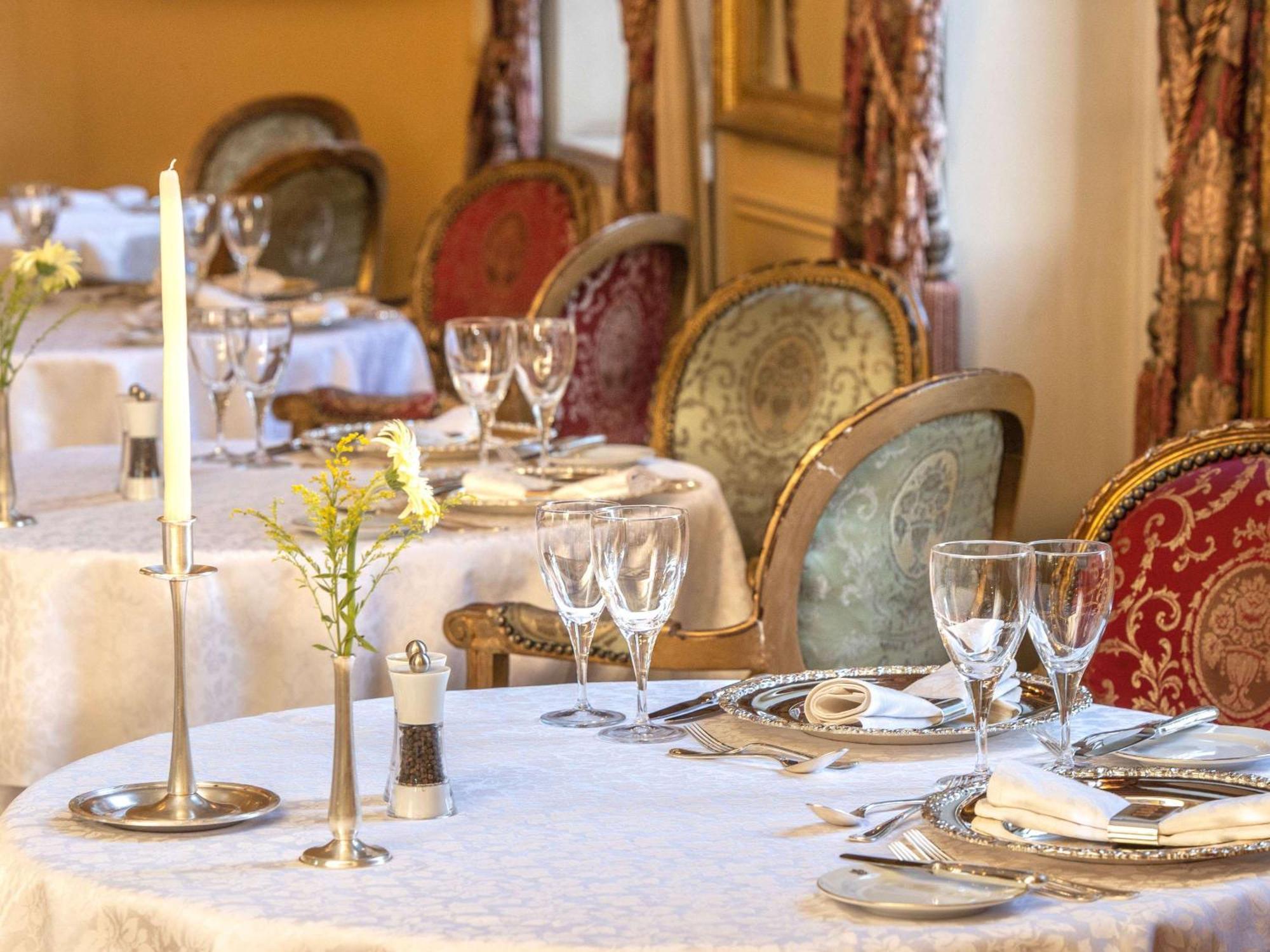 Pavillon Winter Luxor Hotel Екстериор снимка A table set for a formal dinner