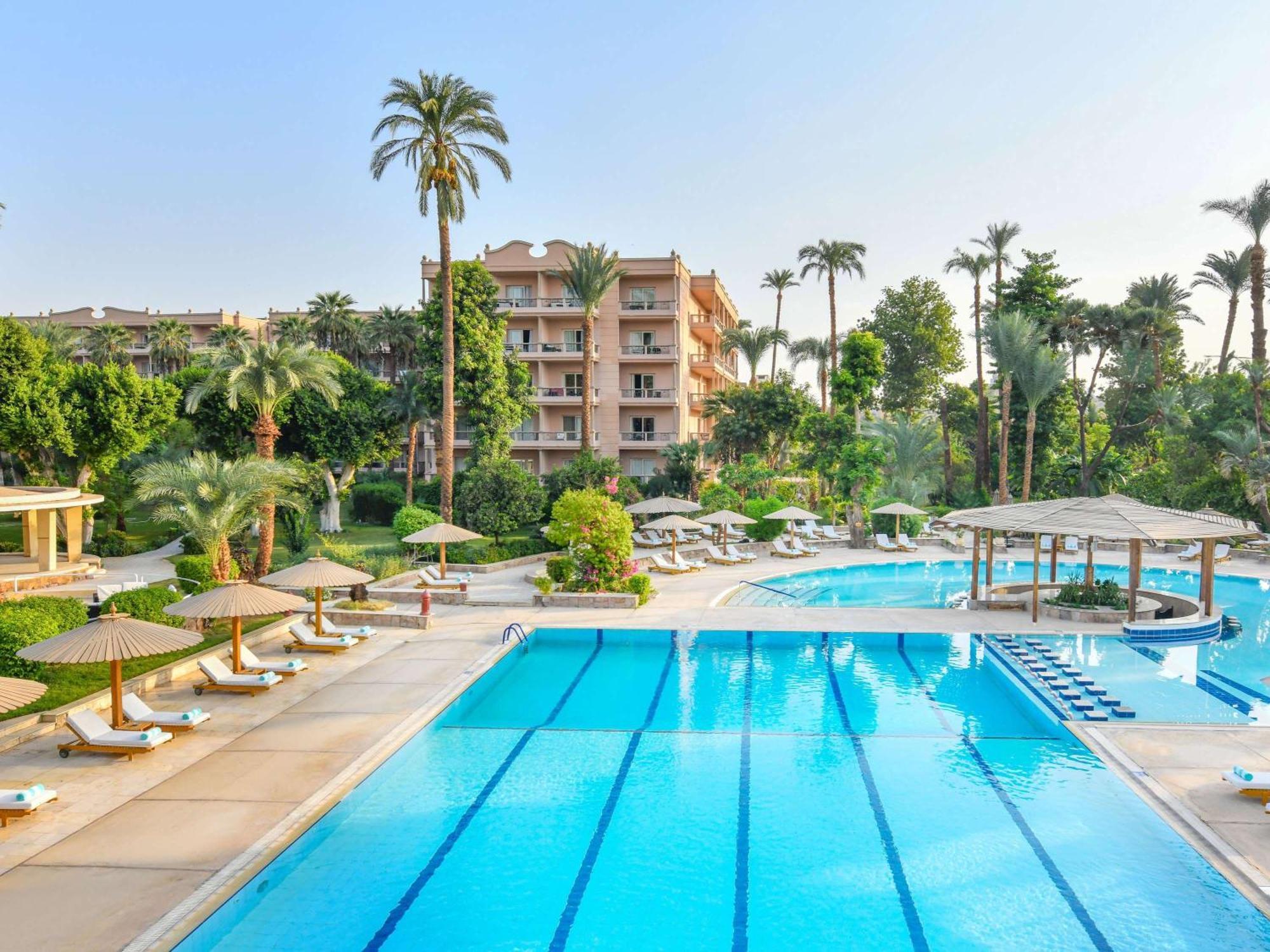 Pavillon Winter Luxor Hotel Екстериор снимка The swimming pool at the Four Seasons Hotel, Cairo at Nile Plaza