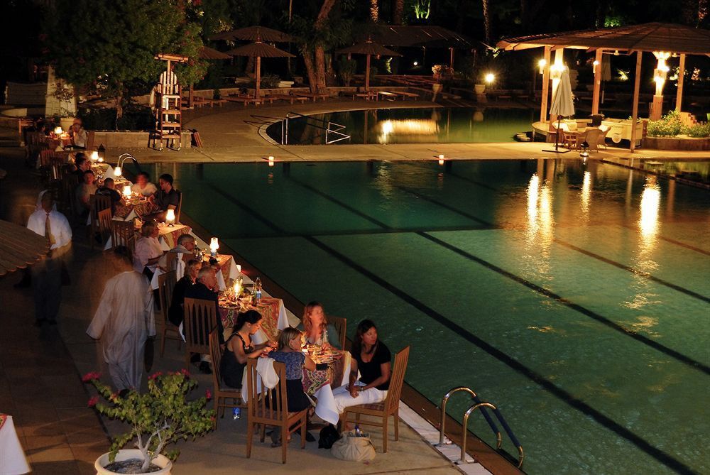 Pavillon Winter Luxor Hotel Екстериор снимка The swimming pool at the resort